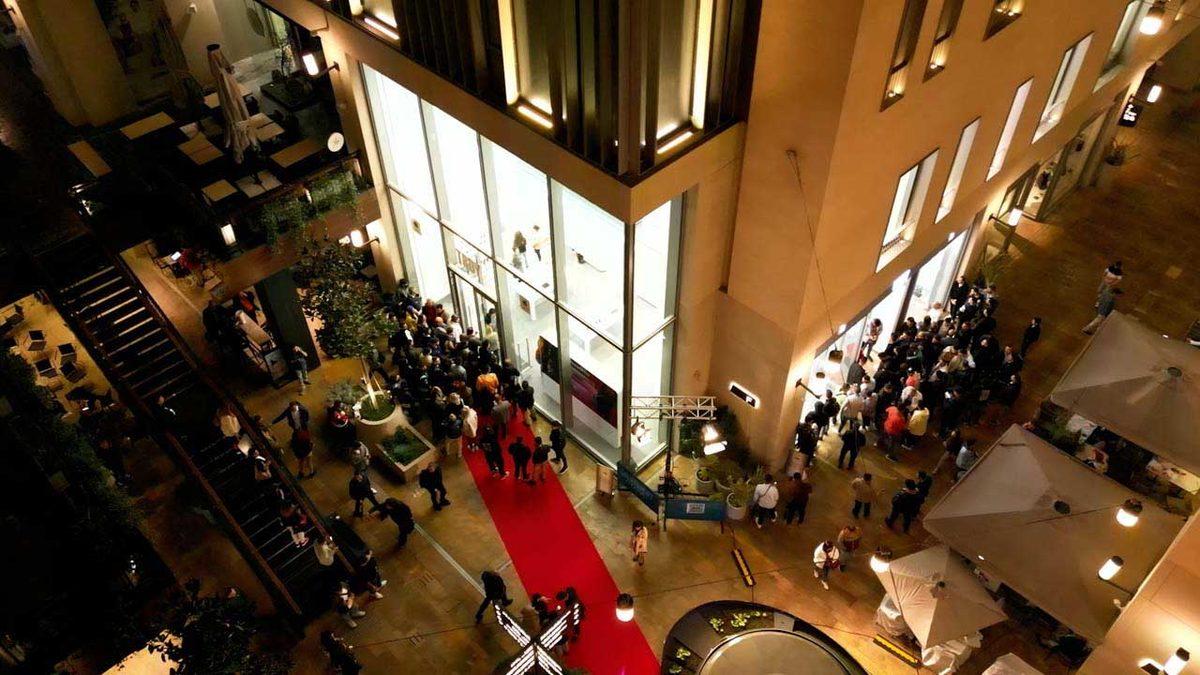 Troy, iPhone 14 Ön Siparişi Verenleri Boğazda Tekne Turuna Çıkardı: Siparişler 1 Dakikada Teslim Edildi