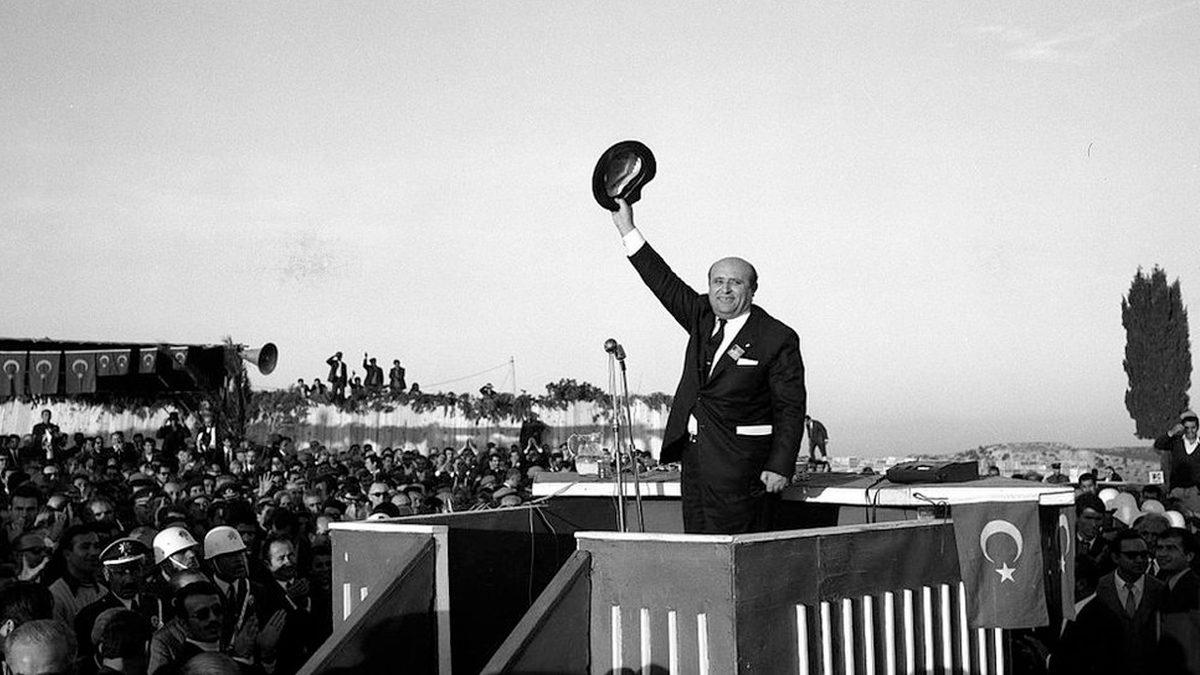 Acıların Çocuğuyuz: Mutlu Anlarımızda Bile Neden Damar Müzikler Dinlemekten Vazgeçemiyoruz? İşte Altında Yatan Sebepler