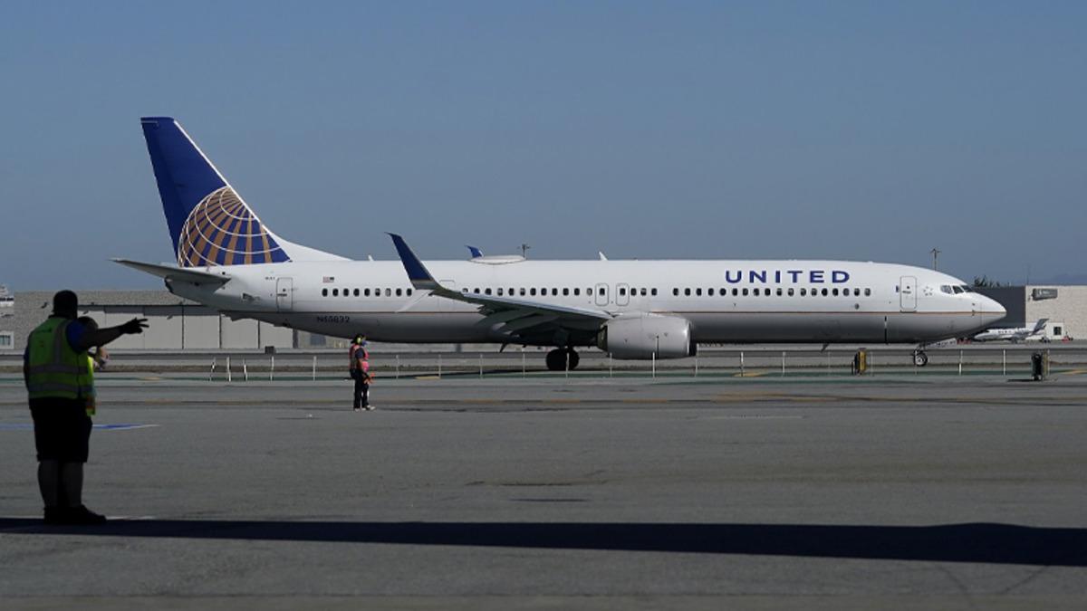 Amerika’da Bir Genç, Yaptığı AirDrop Şakasıyla Uçağın Boşaltılmasına Sebep Oldu