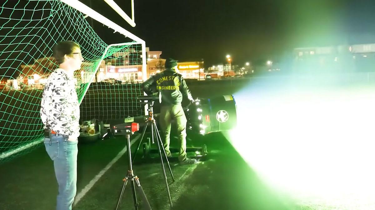 Geceyi Gündüze Çeviren Dünyanın En Büyük ve Parlak El Feneri Yapıldı