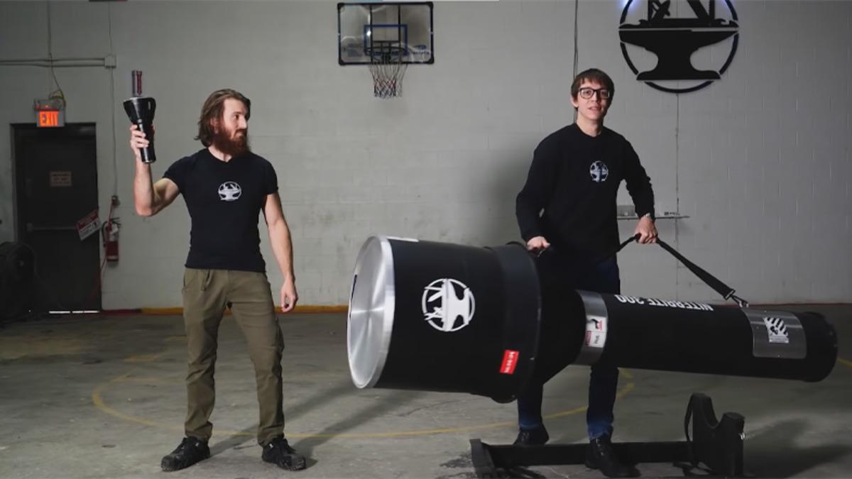 Geceyi Gündüze Çeviren Dünyanın En Büyük ve Parlak El Feneri Yapıldı