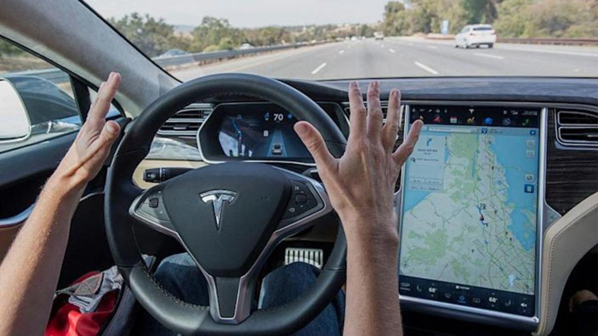 Tesla’nın Otonom Sürüş Sistemi, Ay’ı Sarı Işık Sanıp Aracı Yavaşlatıyor [Video]