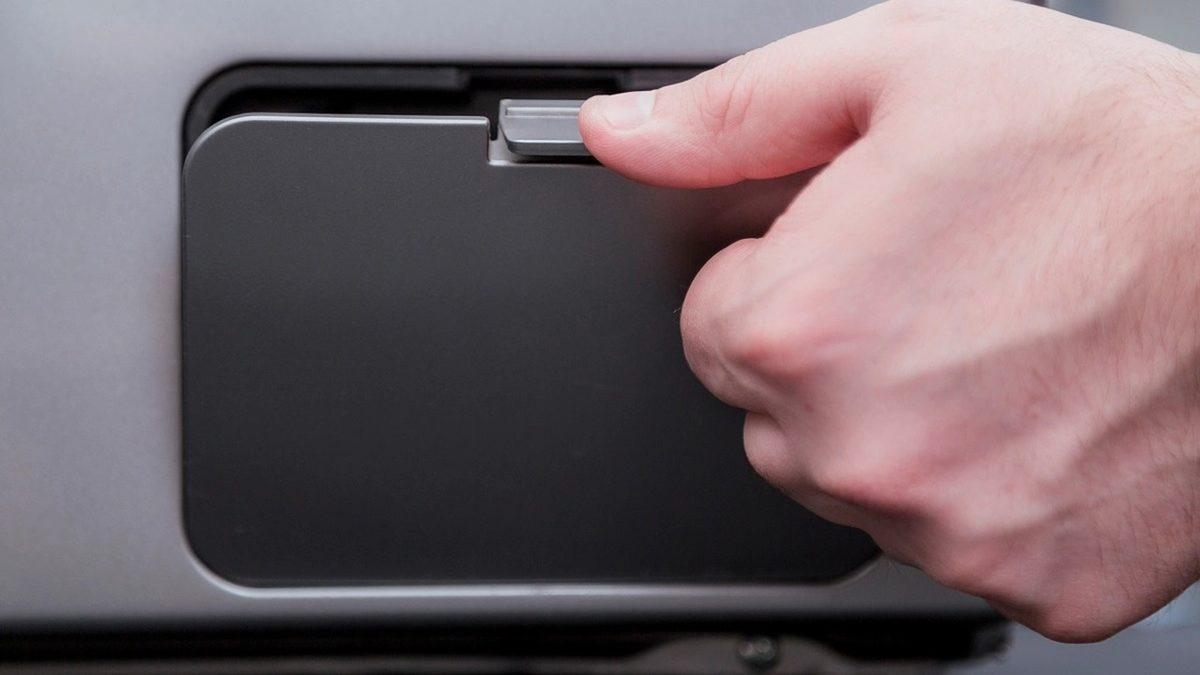 Kaybolan Çorap Tekinin Gittiği Gizemli Yer: Çamaşır Makinelerinin Alt Köşesindeki Bu Küçük Kısım Aslında Ne İşe Yarıyor?