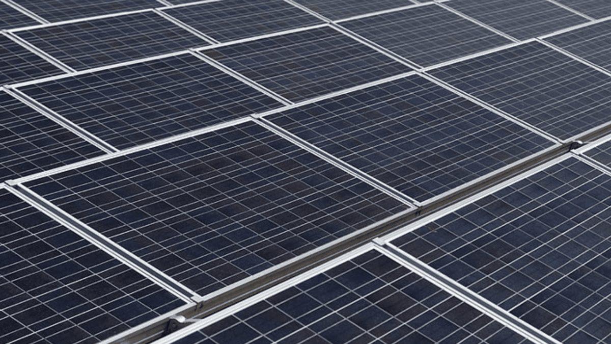 Güneş Gibi Güçlü ve Çevreci Bir Enerji Kaynağımız Varken Bunu Neden Arabalarda Diğer Yakıtlar Yerine Kullanmıyoruz?