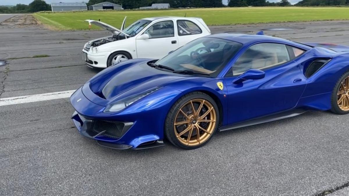 Çift Motorlu Opel Corsa’nın Ferrari 488 Pista’ya Kafa Tuttuğu Yarış [Video]