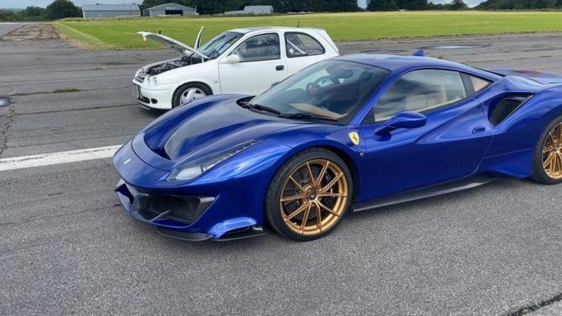 Çift Motorlu Opel Corsa’nın Ferrari 488 Pista’ya Kafa Tuttuğu Yarış [Video]
