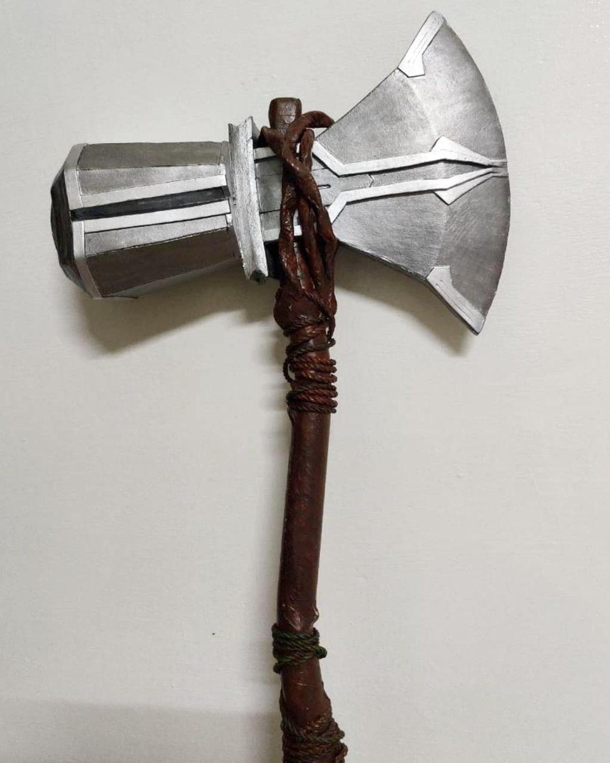 Thanos Görmesin: Marvel Hayranları, Evdeki Hurdalardan Kendi Thor Baltalarını Yaptılar