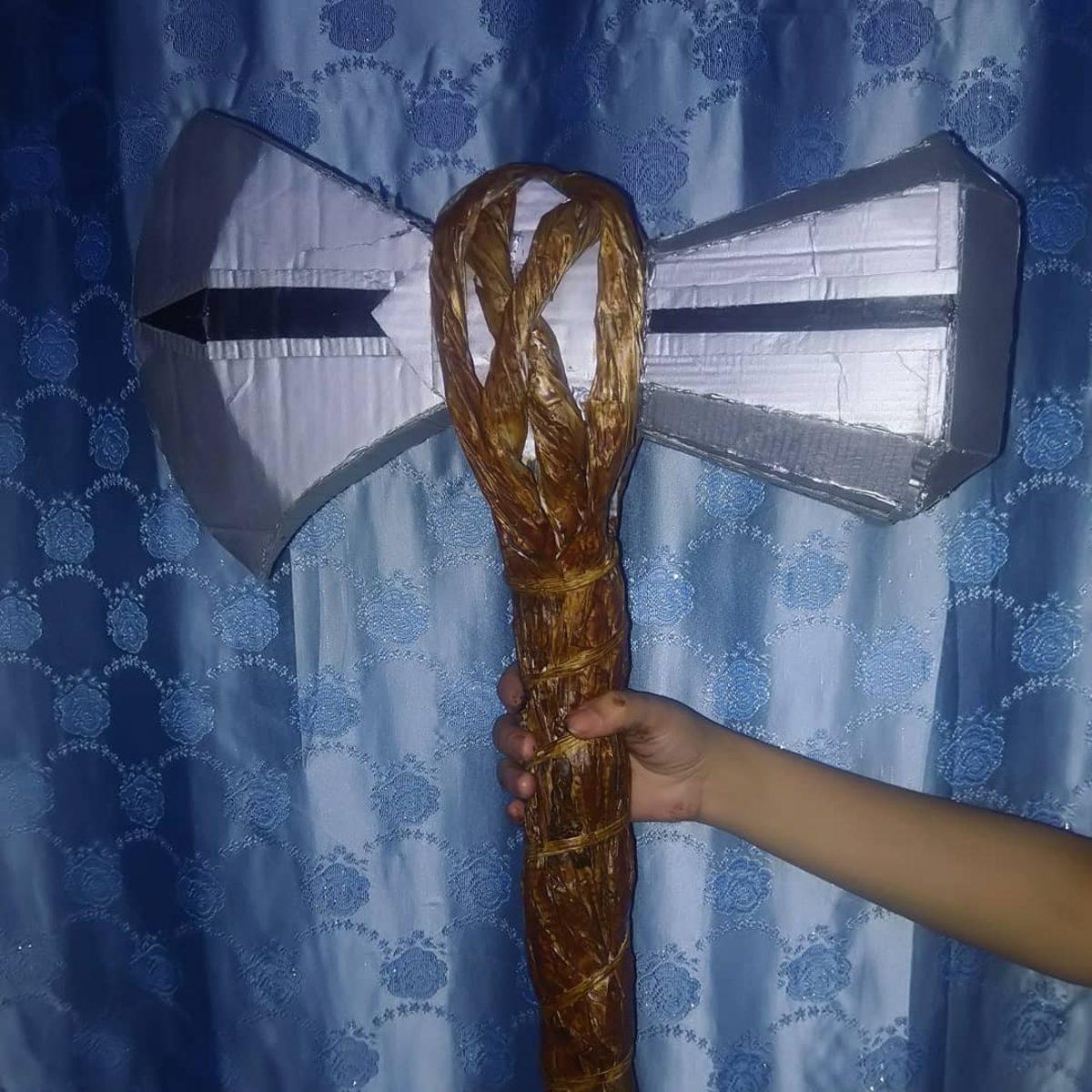 Thanos Görmesin: Marvel Hayranları, Evdeki Hurdalardan Kendi Thor Baltalarını Yaptılar