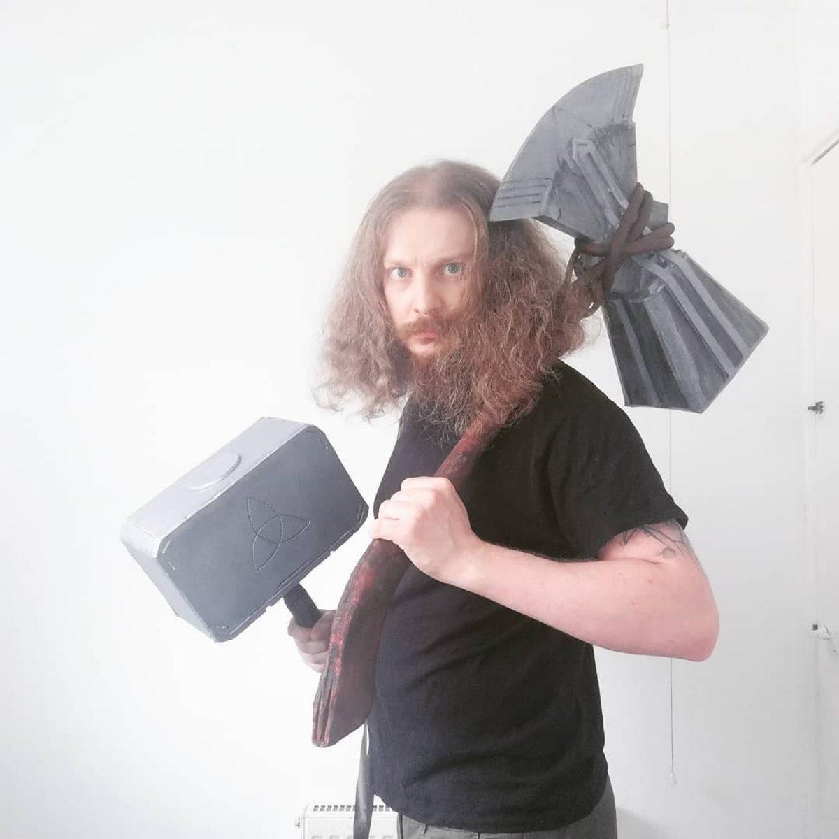 Thanos Görmesin: Marvel Hayranları, Evdeki Hurdalardan Kendi Thor Baltalarını Yaptılar