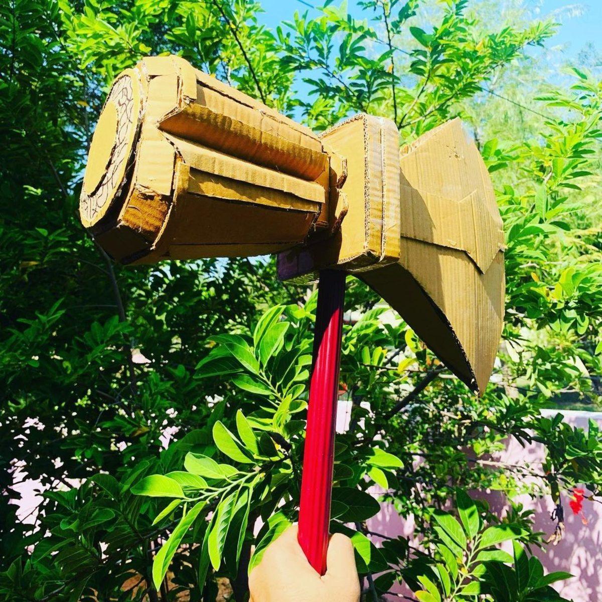 Thanos Görmesin: Marvel Hayranları, Evdeki Hurdalardan Kendi Thor Baltalarını Yaptılar