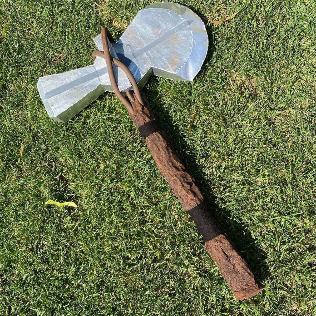 Thanos Görmesin: Marvel Hayranları, Evdeki Hurdalardan Kendi Thor Baltalarını Yaptılar