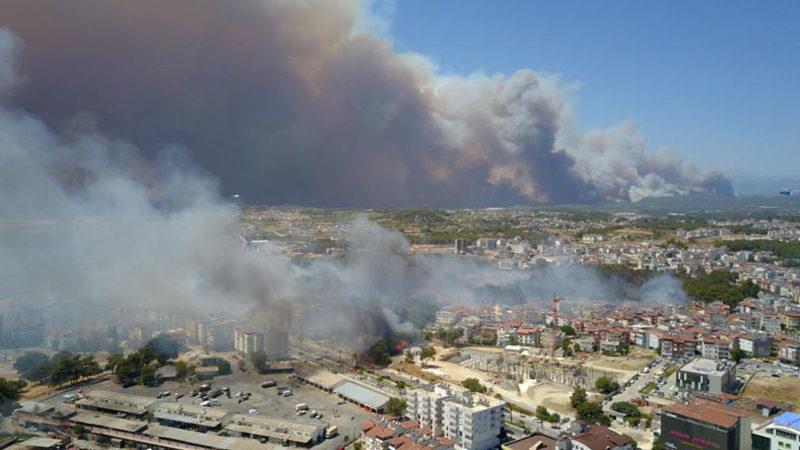 Ciğerlerimiz Yanıyor: Manavgat’taki Şehrin İçine Kadar İlerleyen Yangının Felaket Filmlerini Aratmayan Görüntüleri [Video]