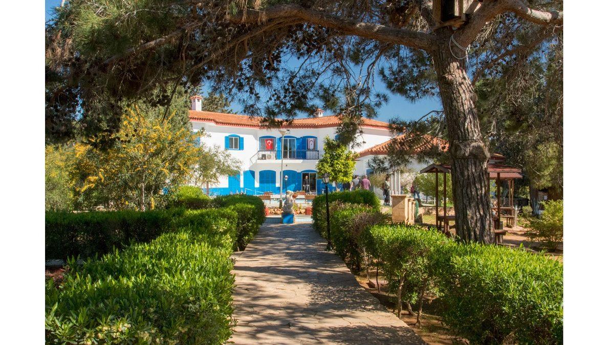 Narcos Dizisindeki Pablo Escobar’ın Evini Aratmayan Kıbrıs’taki Mavi Köşk’ün Gizemlerle Dolu Karanlık Hikayesi