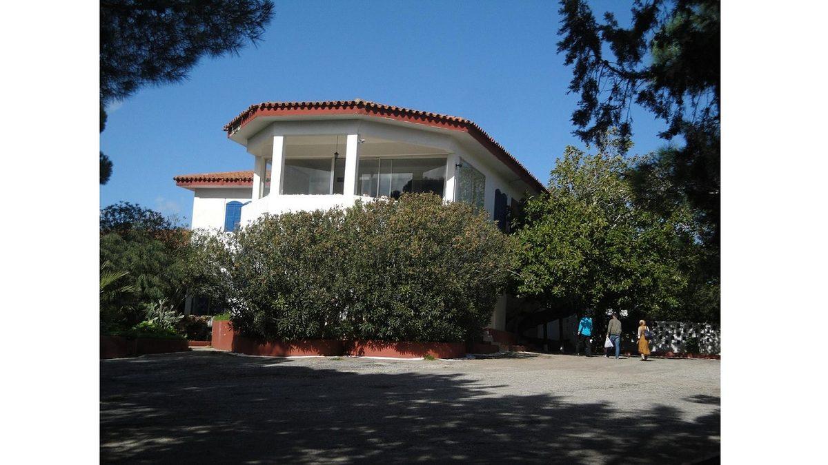 Narcos Dizisindeki Pablo Escobar’ın Evini Aratmayan Kıbrıs’taki Mavi Köşk’ün Gizemlerle Dolu Karanlık Hikayesi