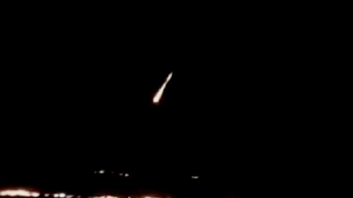 Bi’ Nefes Alamadık: İzmir’de Geceyi Aydınlatan Büyük Bir Meteor Görüldü (Video)