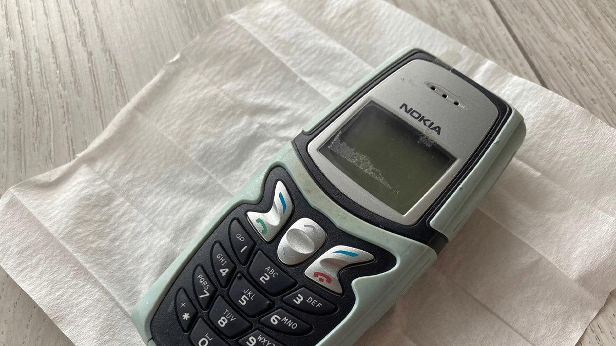 Üretildiği Döneme Göre Farklı Tasarım Anlayışı ve Renkleriyle Dikkat Çeken Nokia 5210’un Şimdi Kulaklara Şaka Gibi Gelen Özellikleri