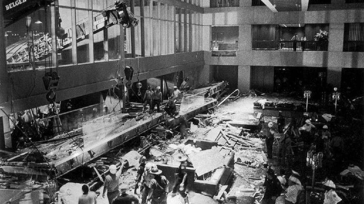 Basit Bir Hesaplama Hatasının Yüzlerce İnsanın Ölümüne Neden Olduğu Trajik Olay: Hyatt Regency Yürüyüş Yolu Çöküşü