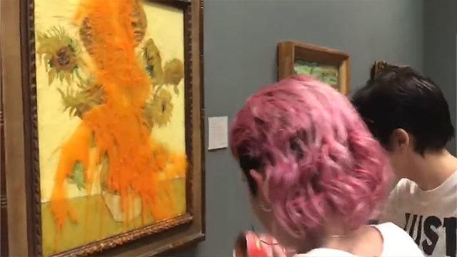 İklim Aktivistleri Bu Sefer de Van Gogh’un Ünlü Tablosuna Saldırdı: Milyonlarca Dolarlık Esere Çorba Fırlatıldı [Video]