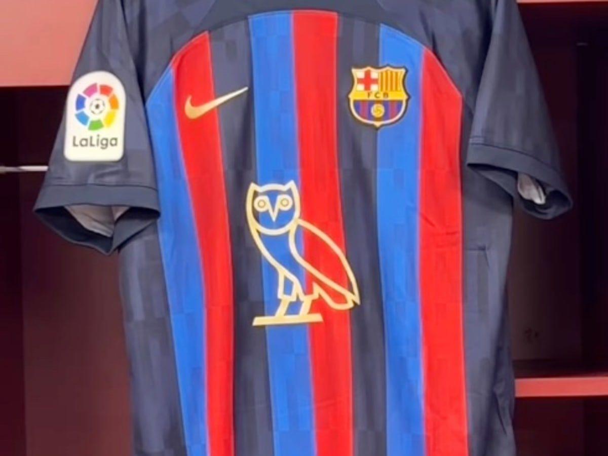 Barcelona, Real Madrid Maçına Göğsünde Şarkıcı Drake’in Logosu ile Çıktı: İşte 