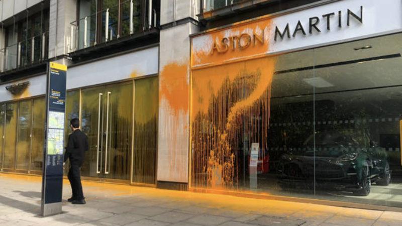 Van Gogh Tablosuna Çorba Atan Aktivist Grubu, Bu Defa Aston Martin’i Tarhana Çorbası Rengine Boyadı