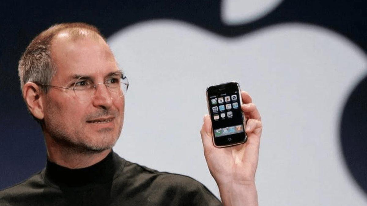 Apple Nasıl Oldu da Güçlü Rakiplerini Geride Bırakarak Dünyanın Geleceğini Değiştirdi?