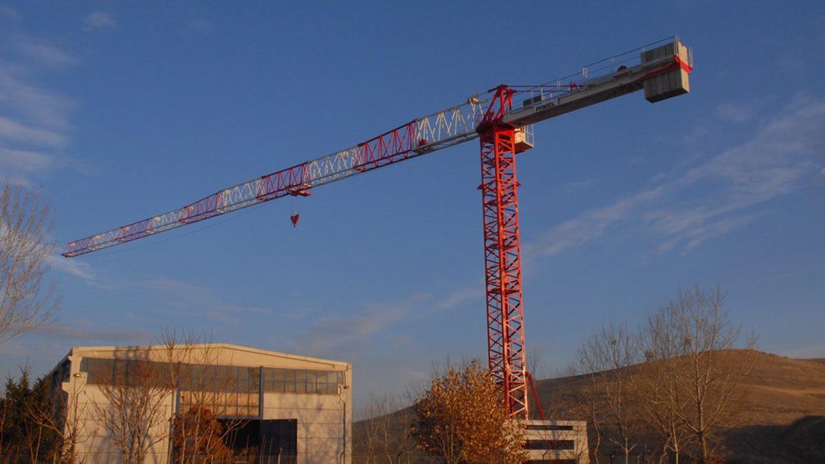 Kısa Sürede Yüzlerce Metrelik Binaları İnşa Eden Devasa Kule Vinçleri Tam Olarak Nasıl Çalışır?
