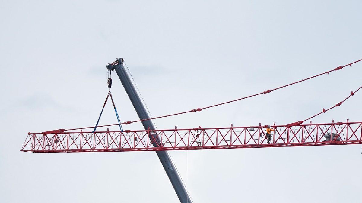 Kısa Sürede Yüzlerce Metrelik Binaları İnşa Eden Devasa Kule Vinçleri Tam Olarak Nasıl Çalışır?
