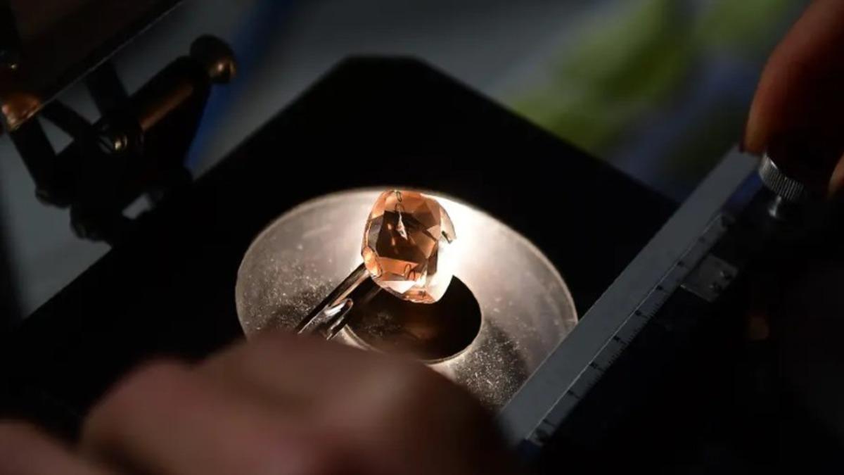 Elmastan Bile ’Sert’ Olan Dünyanın En Güçlü Camı Üretildi