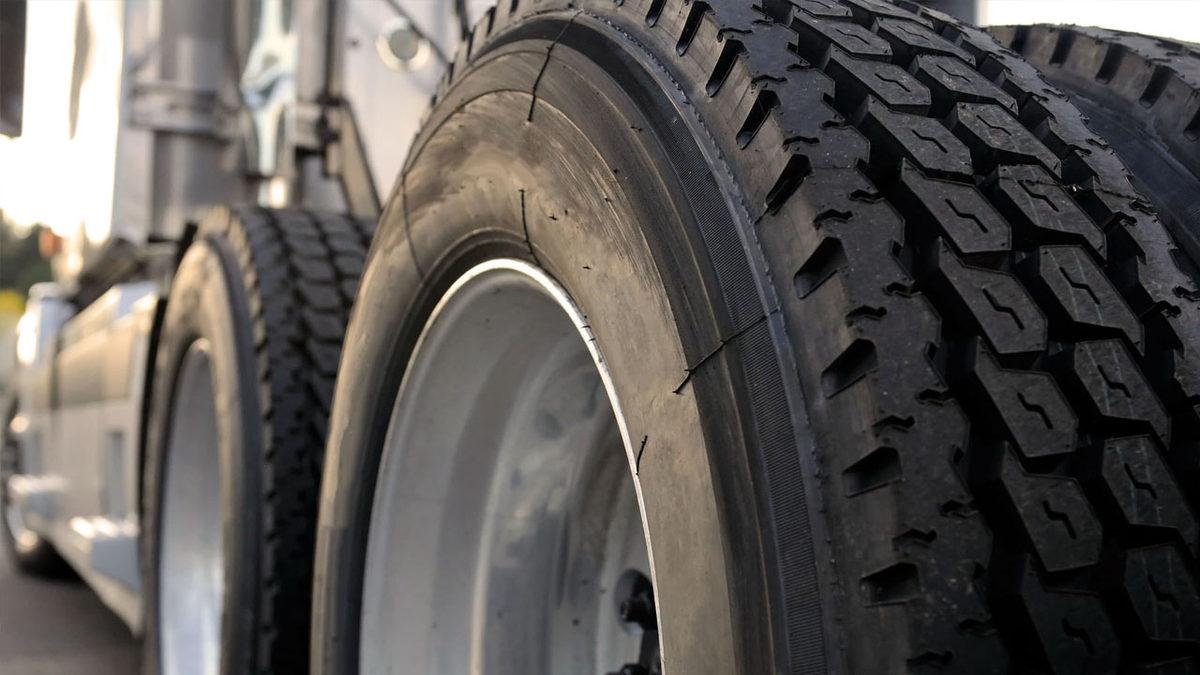 Kamyon ve Tırlarda Bulunan Bu Havada Asılı Tekerlekler Aslında Ne İşe Yarıyor?