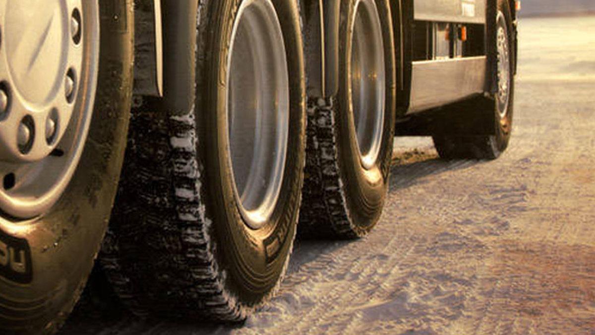 Kamyon ve Tırlarda Bulunan Bu Havada Asılı Tekerlekler Aslında Ne İşe Yarıyor?