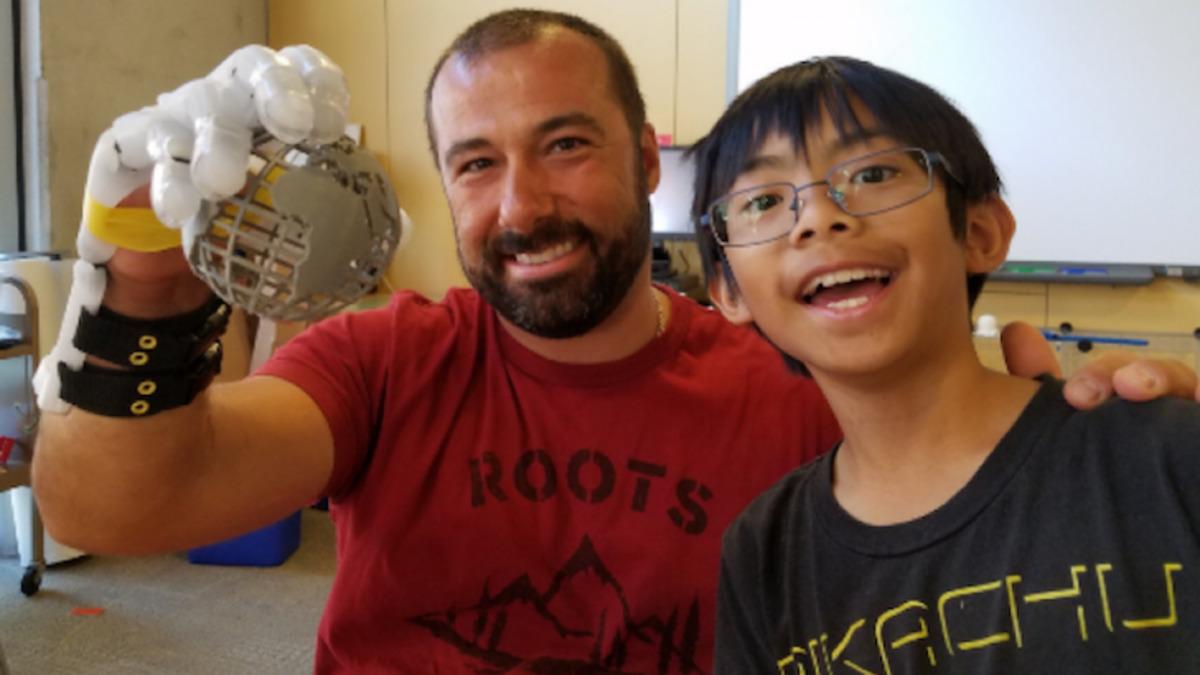 Engelli Öğretmenine 3D Modelleme ile Protez Yaptı!