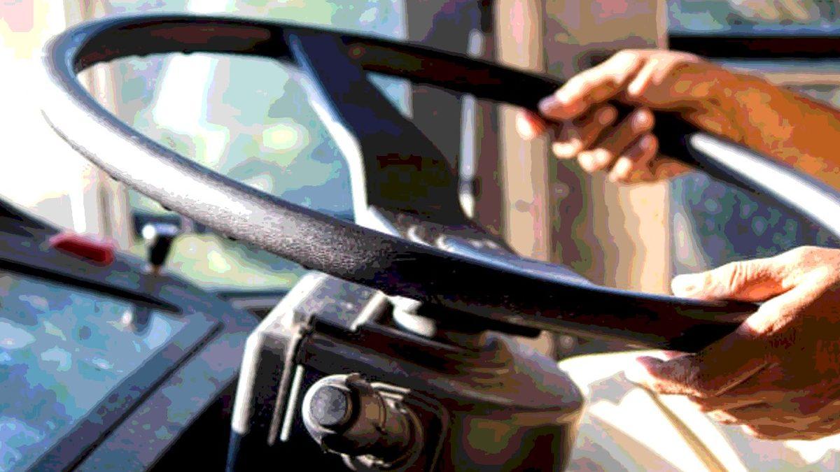 Otobüs Direksiyonları Araba Direksiyonlarına Kıyasla Neden Daha Eğimli ve Büyük?