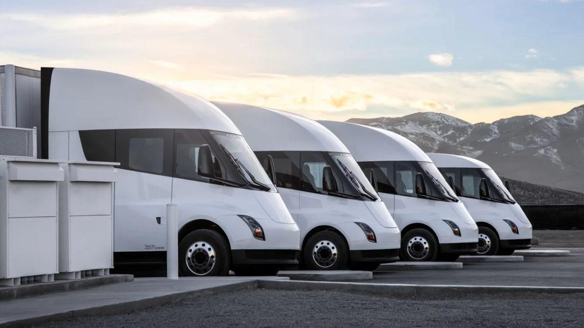 Elon Musk, Üretimi Yıllar Sonra Başlayan Elektrikli Tırı ‘Semi Truck’ İçin Hedeflerini Açıkladı: 2024’te 50.000 Adet Üretilecek