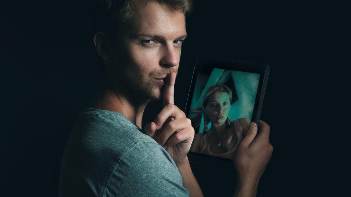Günümüz İlişkilerindeki Güvensizliğin En Büyük Sebeplerinden Sanal Aldatmanın Psikolojik Nedenlerini Anlattık