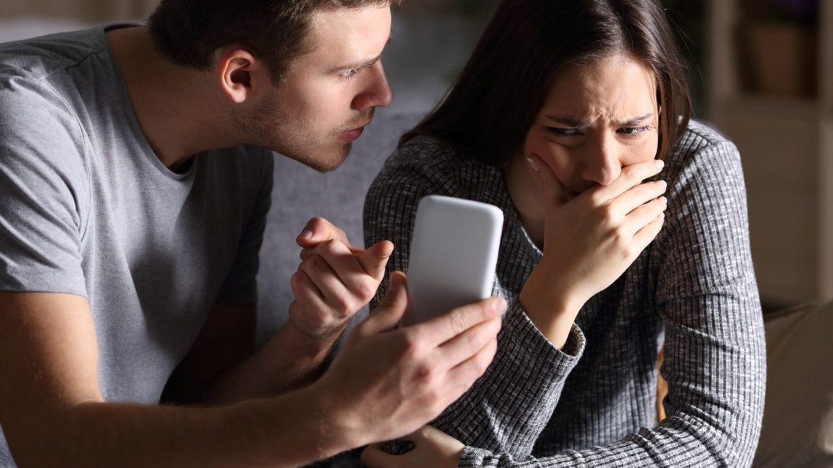 Günümüz İlişkilerindeki Güvensizliğin En Büyük Sebeplerinden Sanal Aldatmanın Psikolojik Nedenlerini Anlattık