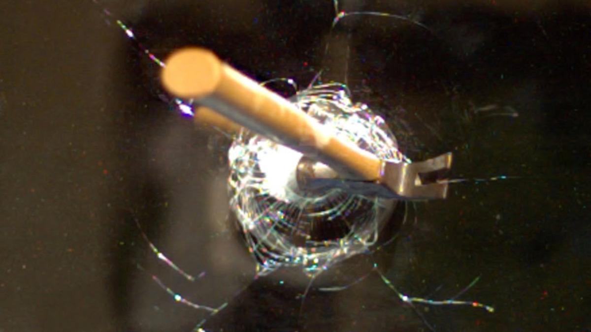 120.000 fpsde Çekiç Aynayı Nasıl Paramparça Ediyor?