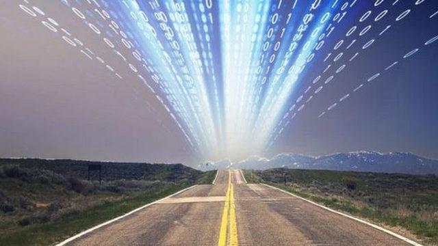 Fiber Optik Kabloyla Tüm İnternet Veri Kullanımının Neredeyse İki Katını Tek Seferde Aktarabilen Çip Geliştirildi: Birisi Işık Hızı mı Demişti?