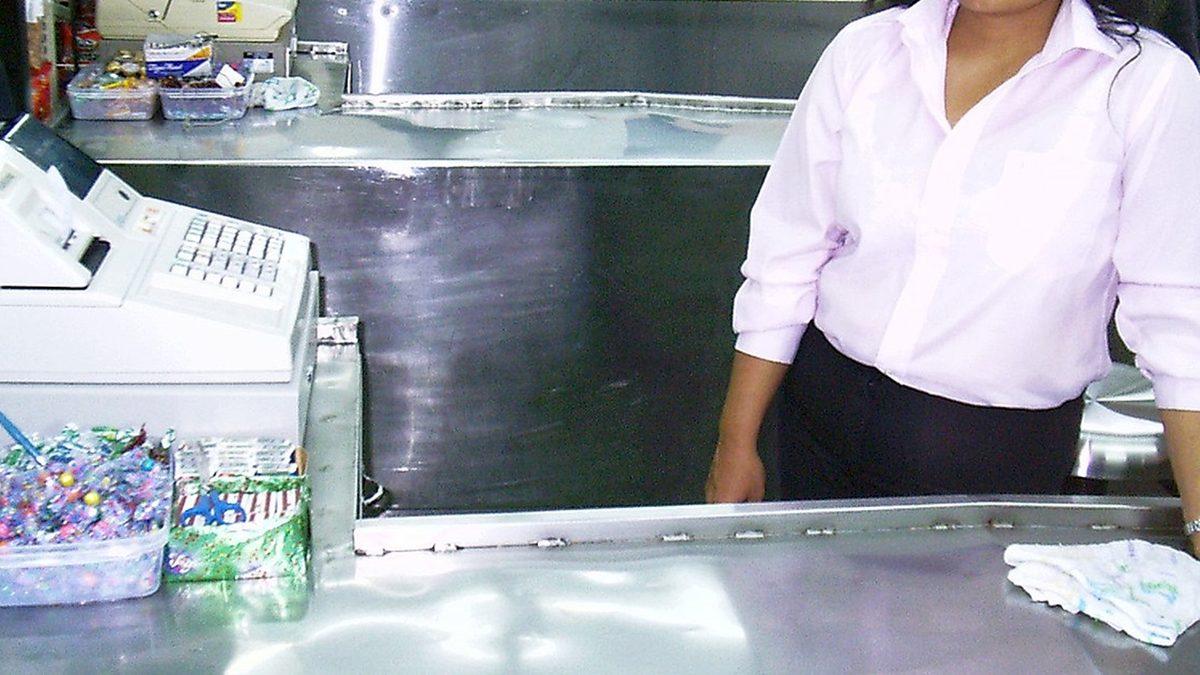 Bazı Market Zincirlerindeki Kasiyerler Neden Gün Boyu Ayakta Çalışıyor, Oturmaları Gerçekten Yasak mı?