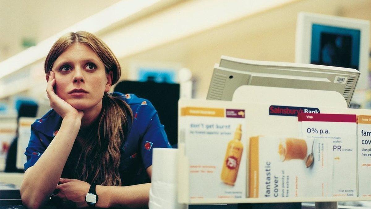 Bazı Market Zincirlerindeki Kasiyerler Neden Gün Boyu Ayakta Çalışıyor, Oturmaları Gerçekten Yasak mı?