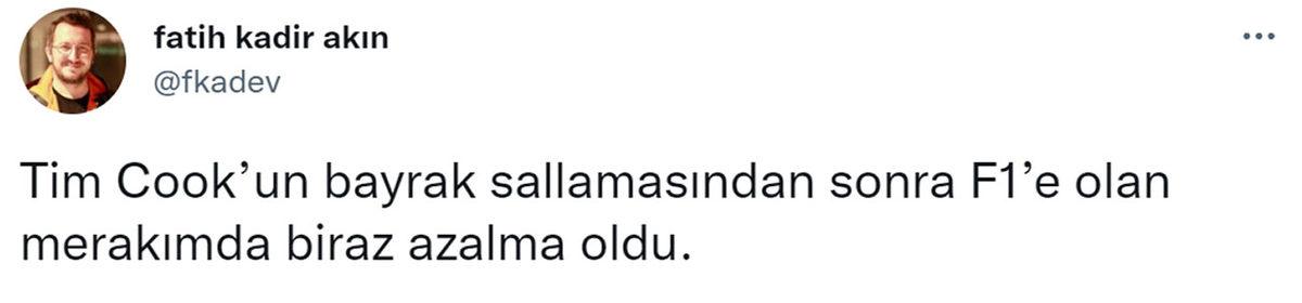 Ruhunu Evde Bırakmış Gibi: Apple CEO’su Tim Cook’un Formula 1 Damalı Bayrağını Salladığı Tuhaf Video