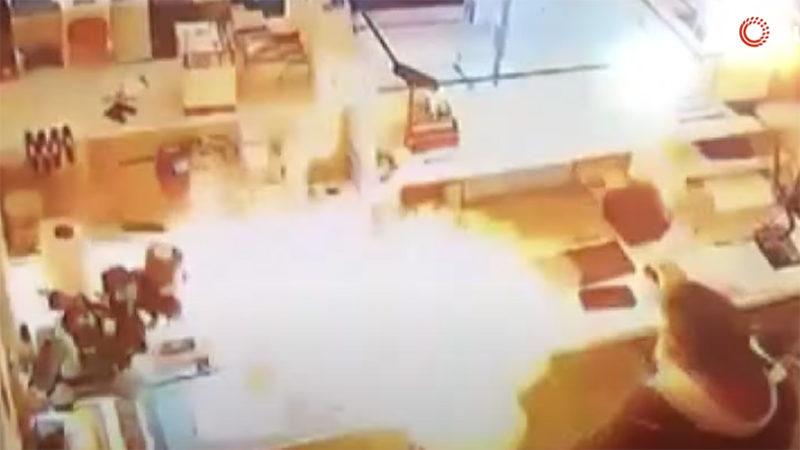 Bataryası Şişen Telefon Teknik Serviste Bomba Gibi Patladı