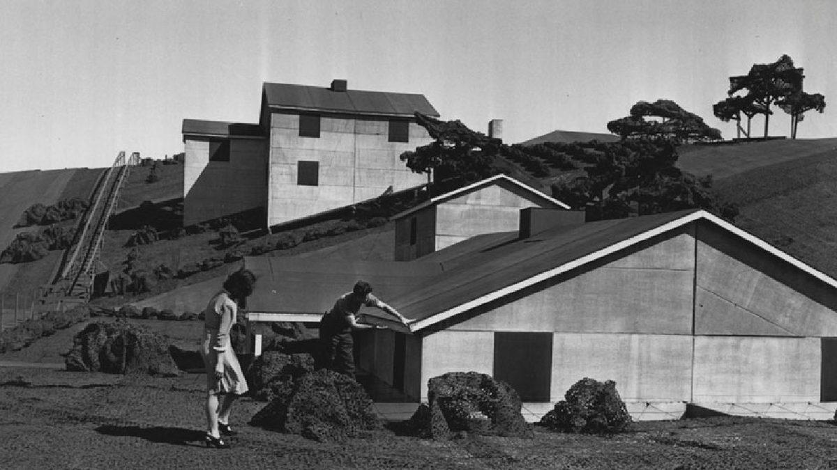 Savaş Uçaklarını Korumak İçin Bir Fabrikanın Çatısına İnşa Edilen Devasa Sahte Kasaba