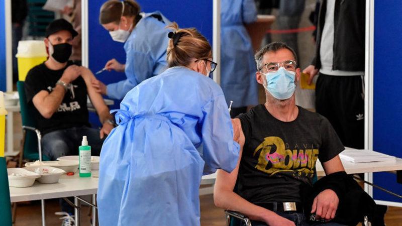 Yorum Yapamadık: Almanya’da Bir Hemşirenin 8 Bin Kişiye Koronavirüs Aşısı Yerine Salin Solüsyonu Vurduğu Ortaya Çıktı