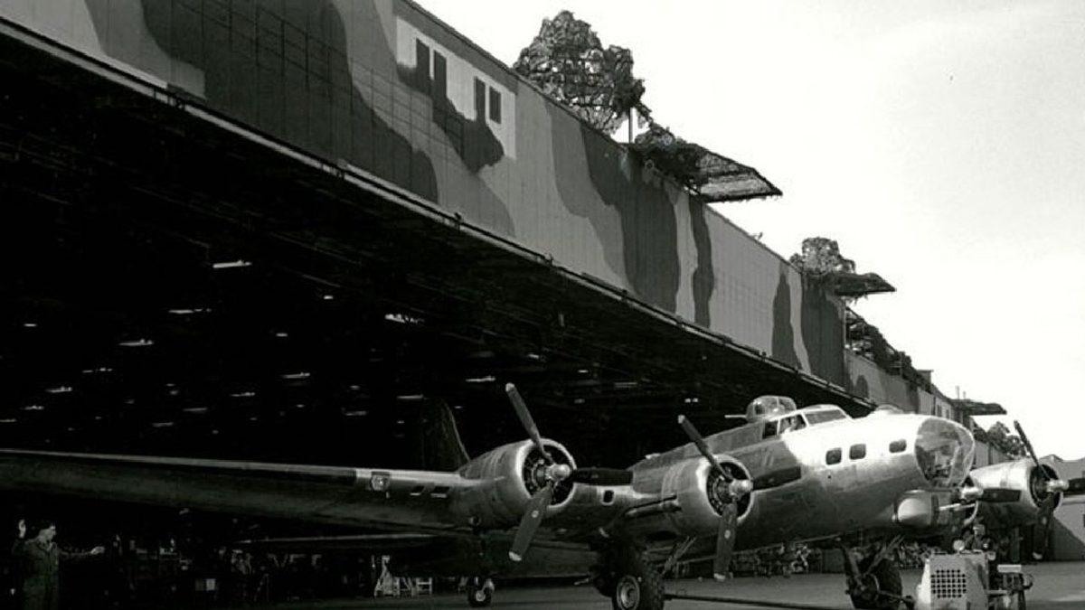 Savaş Uçaklarını Korumak İçin Bir Fabrikanın Çatısına İnşa Edilen Devasa Sahte Kasaba