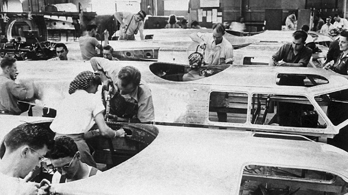 Savaş Uçaklarını Korumak İçin Bir Fabrikanın Çatısına İnşa Edilen Devasa Sahte Kasaba