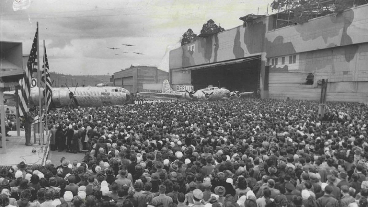 Savaş Uçaklarını Korumak İçin Bir Fabrikanın Çatısına İnşa Edilen Devasa Sahte Kasaba