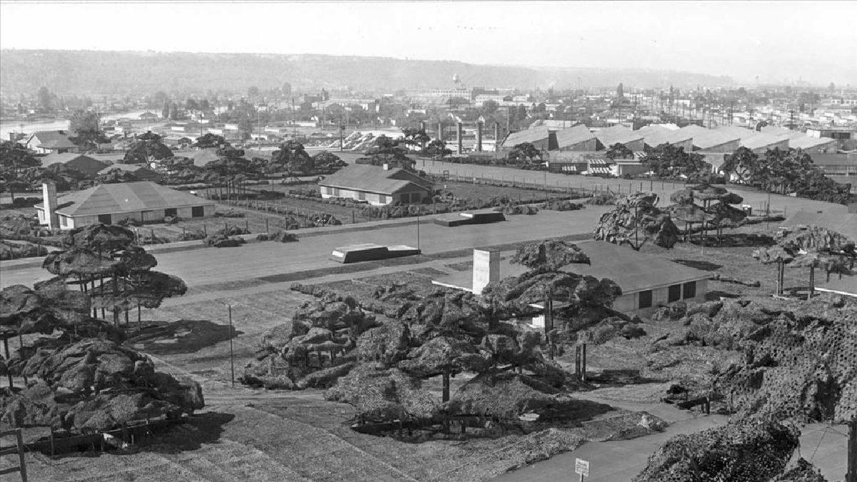 Savaş Uçaklarını Korumak İçin Bir Fabrikanın Çatısına İnşa Edilen Devasa Sahte Kasaba