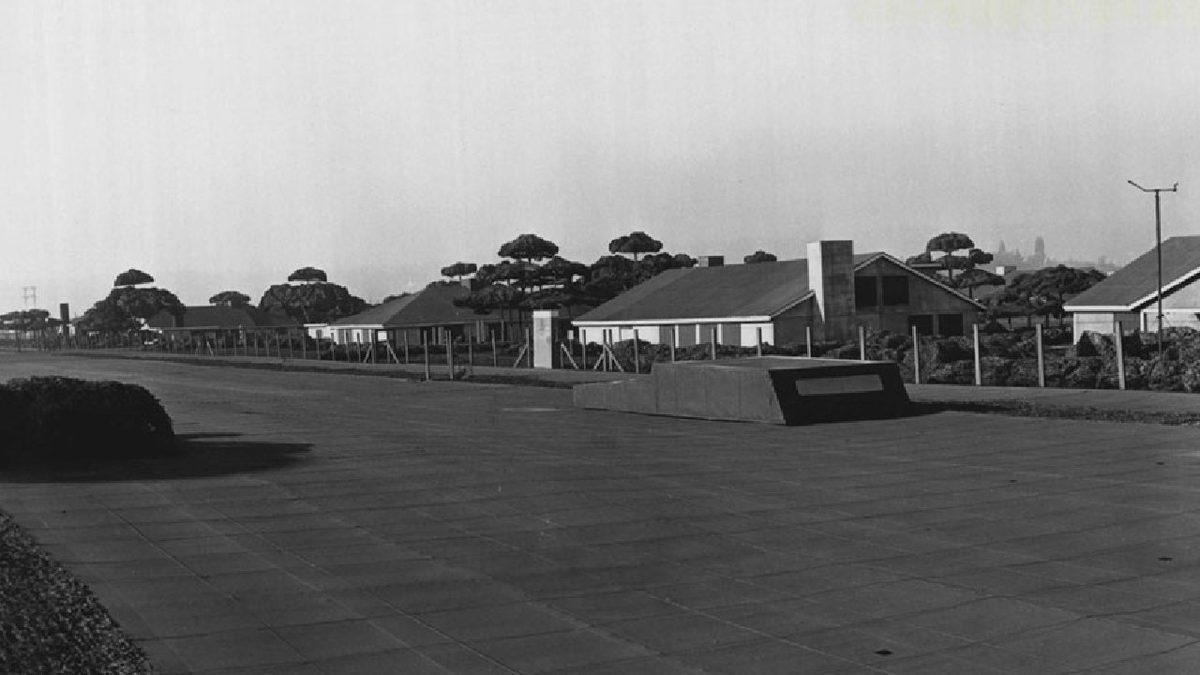 Savaş Uçaklarını Korumak İçin Bir Fabrikanın Çatısına İnşa Edilen Devasa Sahte Kasaba