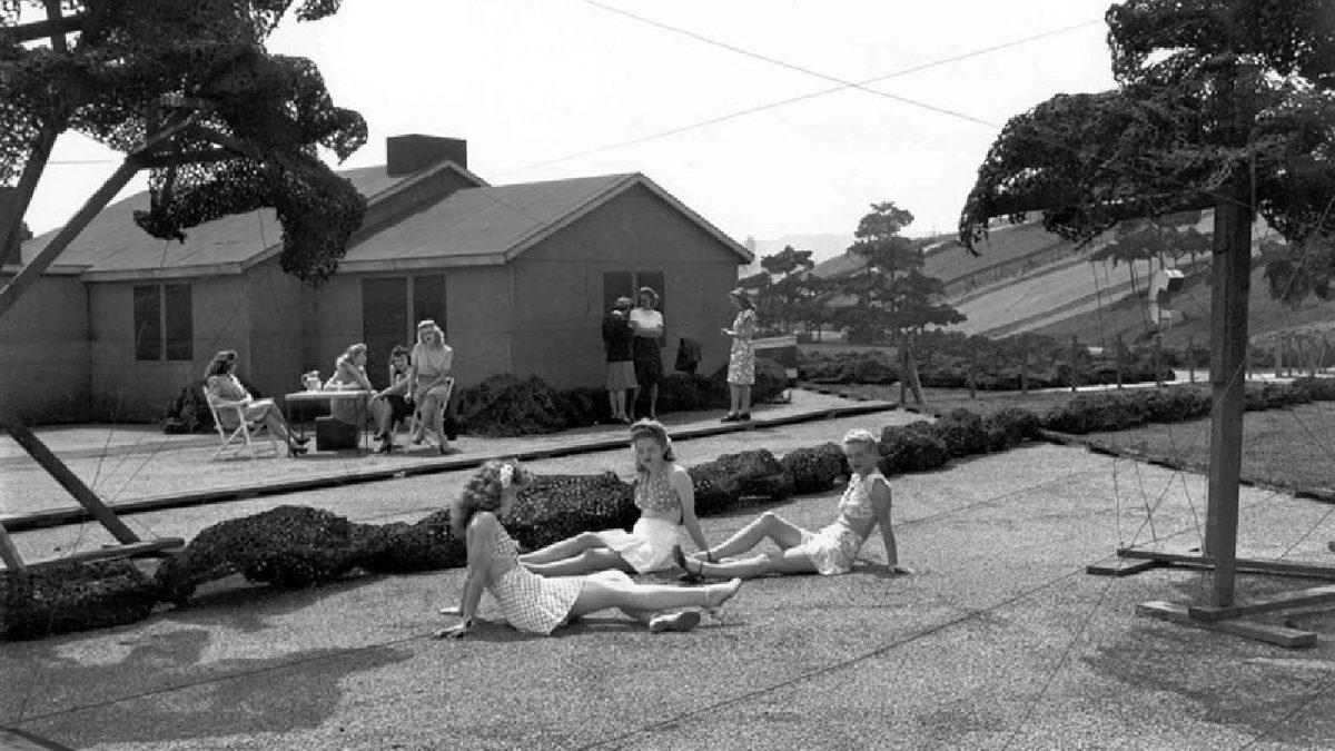 Savaş Uçaklarını Korumak İçin Bir Fabrikanın Çatısına İnşa Edilen Devasa Sahte Kasaba