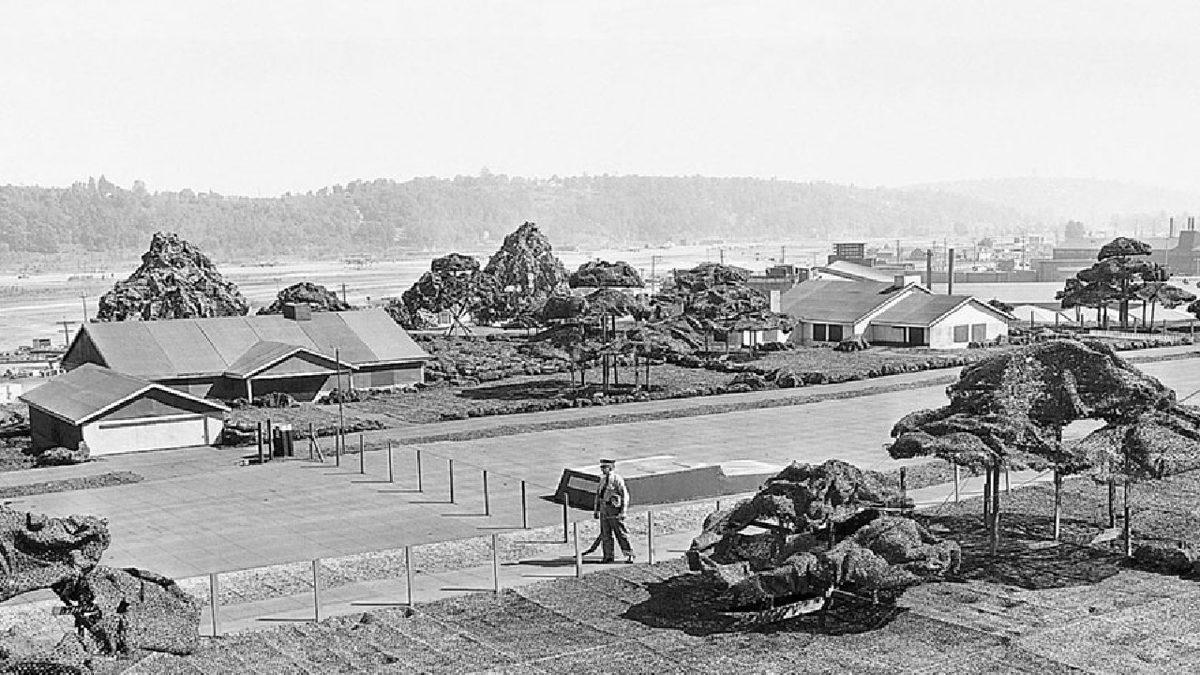 Savaş Uçaklarını Korumak İçin Bir Fabrikanın Çatısına İnşa Edilen Devasa Sahte Kasaba